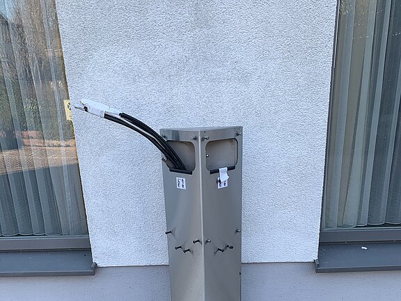 Stehle mit Kabeln ohne Ladebox