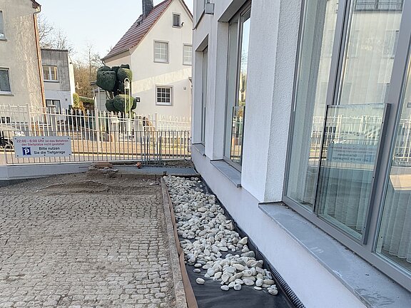 Rhein-Kies in den Graben