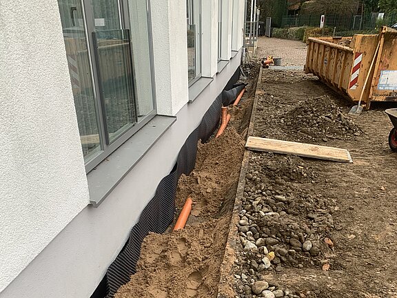 Graben wieder mit neuem Sand verfüllen