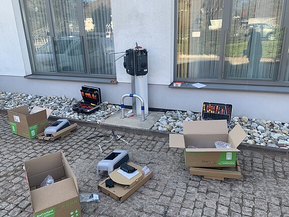 Teile der Ladestationen bei der Endmontage durch Start2Charge