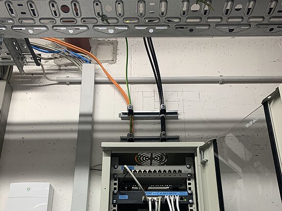 E-Ladestation 10" Schrank vor Endmontage