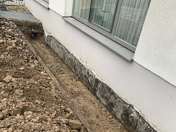 Alte Grabenfüllung ausgebaggert