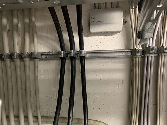 E-Ladestation Kabelführung in Verteiler