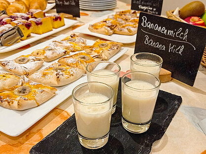 Bananenmilch und süße Teilchen