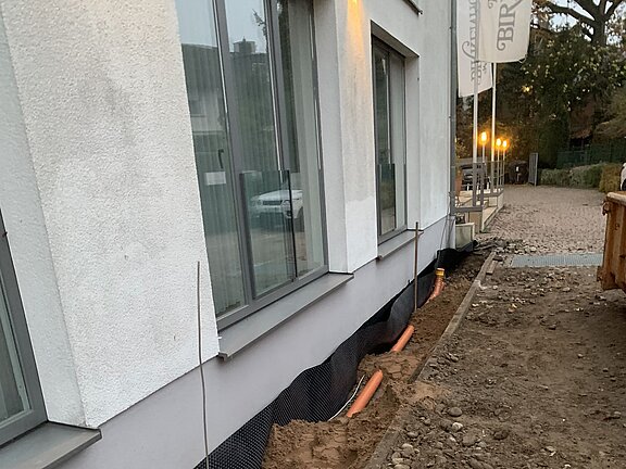 Graben mit Verrohrung