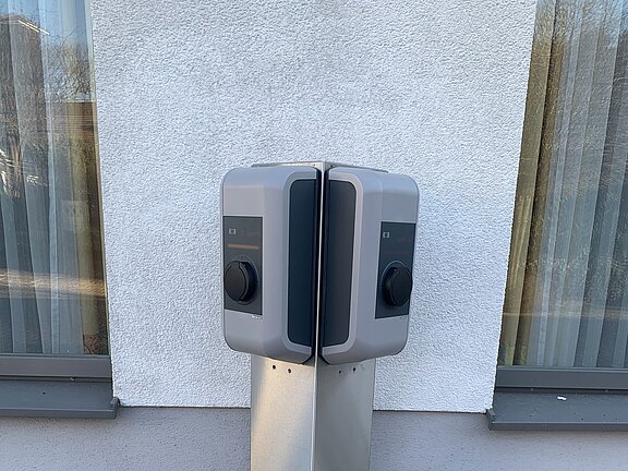 Die fertige Säule mit zwei KEBA 22 kW Ladepunkten 