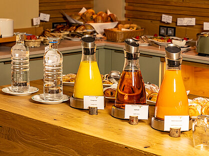 Karaffen mit Säften und Wasser am Frühstücksbuffet vom Birkenhof